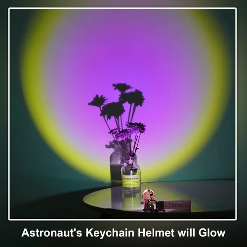 Vista 2 de YOU WIZV Llavero de astronauta, lindos llaveros Kawaii de anime geniales para mochilas, llaveros espaciales con luz de puesta de sol para mujeres