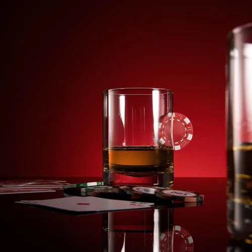 Vista 4 de Poker Chip - Vasos de whisky y vino Juego de 2 Up The Ante Stuck In The Glass Poker Chip - Cristalería de cóctel, regalo para jugador