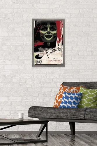 Vista 2 de Trends International Annabelle - Póster de pared de Found You, 14.725 x 22.375 pulgadas, versión enmarcada de madera de granero