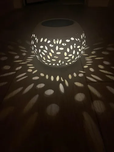 Vista 3 de Linterna solar de mesa, lámpara LED de plástico y metal impermeable con encendido/apagado automático, llama parpadeante para jardín, patio, camino e