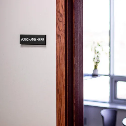 Vista 2 de ExcelMark Placa de nombre personalizada para puerta, oficina, pared, personalizada con tu texto, 2 x 8 pulgadas (1 línea, negro)