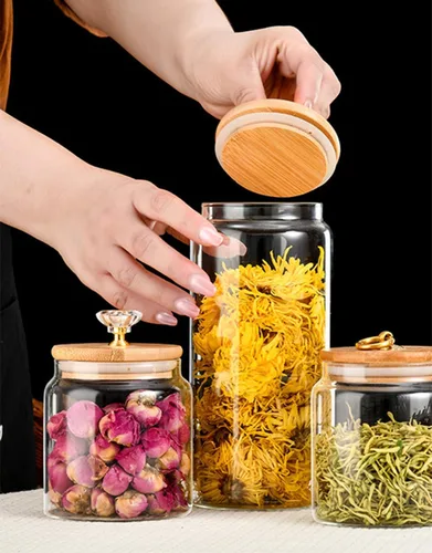 Vista 3 de 123Arts Recipiente de vidrio para almacenamiento de alimentos Tarro de especias de plato de caramelo con tapa de madera Mediano