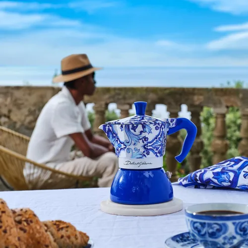 Vista 6 de Bialetti Dolce & Gabbana Mocinduction Blue Mediterraneo 6 tazas de inducción y fuego abierto (máquina de café, café expreso)