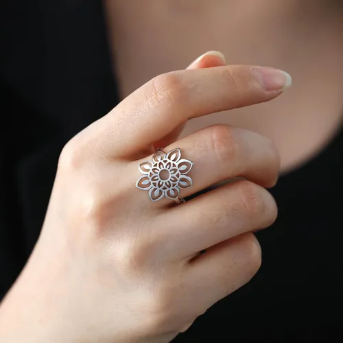 Vista 4 de TEAMER Anillo de loto de acero inoxidable hueco anillo de loto geométrico, joyería simple para mujer
