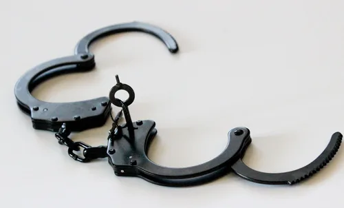 Vista 7 de Best Real Police, esposas de acero, color negro, modelo táctico de bajo control, incluye cerradura doble y 2 llaves, ideal para guardias