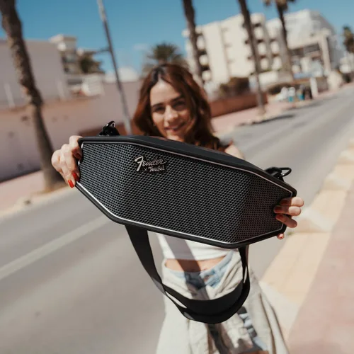 Vista 7 de Fender x Teufel ROCKSTER CROSS Altavoz Bluetooth Inalámbrico Portátil – Resistente, Impermeable, 16 Horas de Batería, Potente Sonido Estéreo