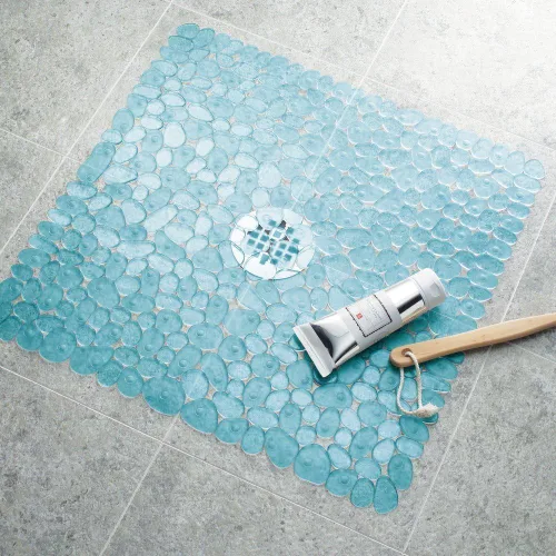 Vista 2 de Alfombrilla de baño, succión antideslizante para ducha InterDesign Pebblz, Vinilo, Azul, 0 Para la ducha, para la bañera, para el establo