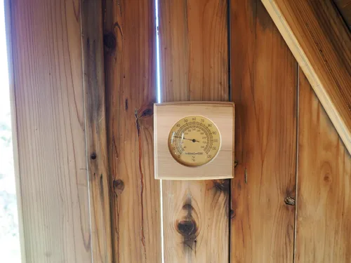 Vista 4 de HSE - Termómetro mecánico de cedro para sauna con diseño minimalista y esferas de vidrio