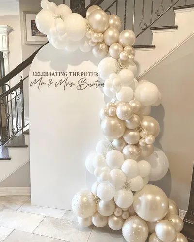 Vista 4 de Kit de arco de guirnalda de globos blancos perlados, 112 piezas de arco de globos de doble relleno de color blanco arena perla con calcomanías