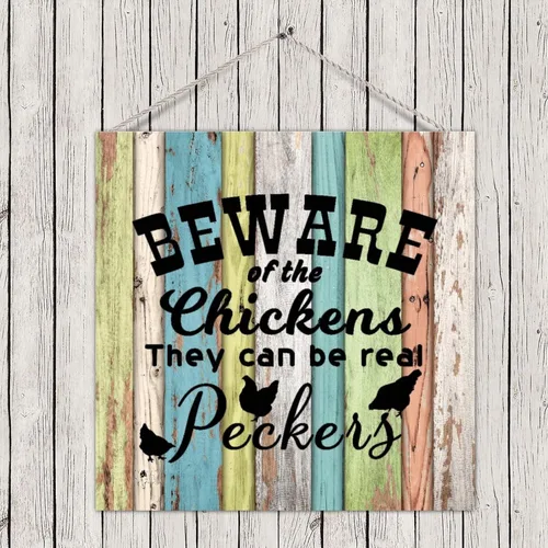 Vista 3 de Letrero de madera Shabby Chic con texto en inglés "Beware of Chickens They Can Be Real Peckers" rústico de madera para colgar en la pared