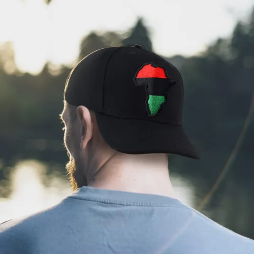 Vista 4 de Trendy Apparel Shop Gorra de béisbol estructurada bordada con mapa de África roja y negra y verde