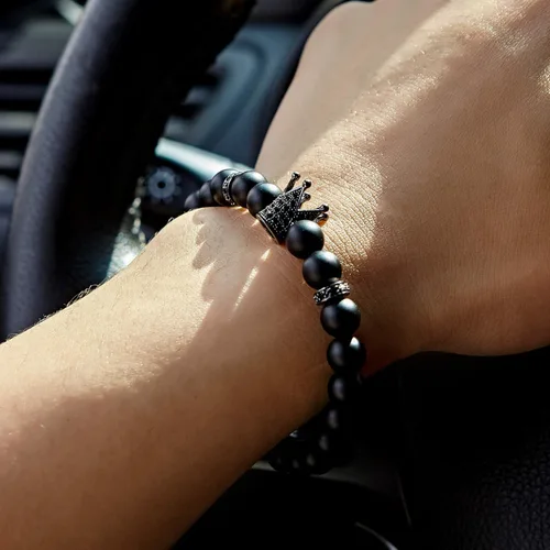 Vista 5 de KAMRESH - Juego de pulseras de cuentas negras mate de 8mm con piedras de ónix y abalorios de corona para mujer y hombre