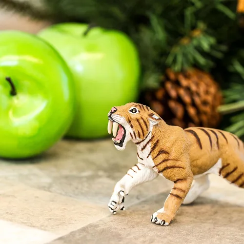 Vista 7 de Safari Ltd. Smilodon Figura de tigre dentado de sable de 4 pulgadas, juguete educativo para niños, niñas y niños a partir de 3 años