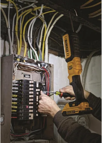 Vista 2 de DEWALT 20 V MAX - Luz de trabajo LED, linterna recargable, cabezal giratorio, solo herramienta (DCL050)