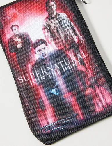 Vista 4 de Supernatural Únete a la caza Crowley Dean Sam Grupo Pose, color negro y rojo Glow lona cierre cartera