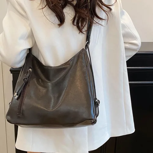 Vista 2 de Amplia bolsa de hombro, práctica mochila de piel sintética resistente al desgaste con correa ajustable para mujeres y niñas, Negro