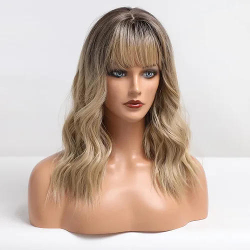 Vista 9 de HAIRCUBE Pelucas de color marrón a rubio con flequillo, pelucas sintéticas de cabello rizado, pelucas de cabello largo ondulado natural resistente