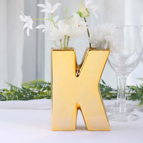 Vista 17 de Efavormart.com Maceta de cerámica chapada en oro brillante de 6" con escultura de letra B, florero para plantas de brotes, pieza central de mesa