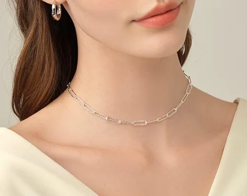 Vista 4 de Collares de cruz de oro pequeños y delicados de 14 quilates para mujer, elegantes diseños pequeños y laterales en oro