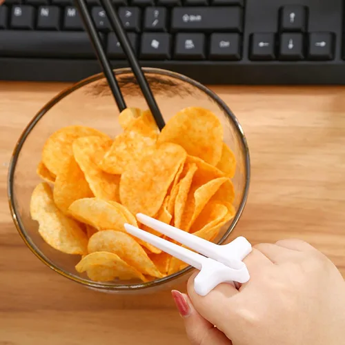 Vista 7 de Scooken 6 palillos de dedo para jugadores – Pinzas para agarrar aperitivos soporte en U – Utensilios para jugadores de aperitivos – Plástico