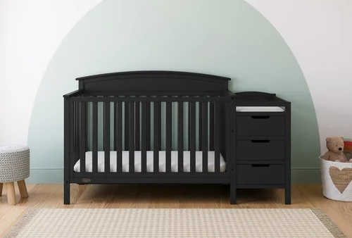 Vista 2 de Graco Benton - Cuna convertible 5 en 1 GREENGUARD Gold Certified, Baby Crib & Changing Table Combo, Includes Water-Resistant Changing Pad