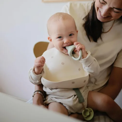 Vista 119 de Mushie - Babero de silicona para bebé, ajustable y resistente al agua (abejas) De 4 a 24 meses, lavable a máquina, correa ajustable