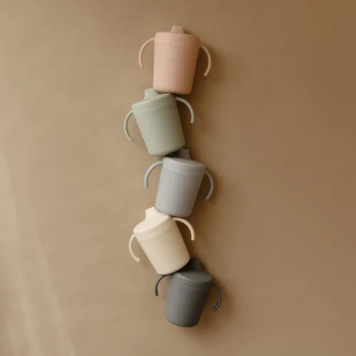 Vista 3 de mushie Trainer Sippy Cup Fabricado en Dinamarca Tapa Giratoria Resistente a Fugas y Asas 6 Meses + (Blush)