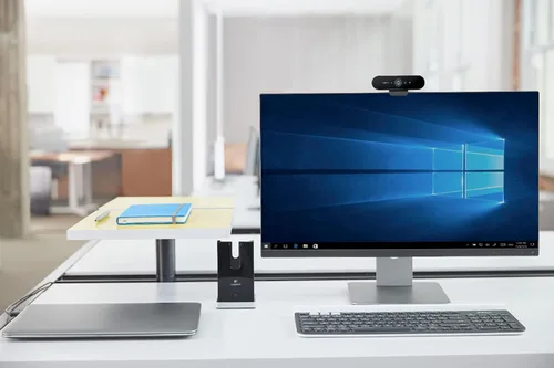 Vista 4 de Logitech Cámara web 4K Pro, resolución 4K a 30 fps, enfoque automático, amplio campo de visión diagonal de 90°, zoom digital 5X, luz derecha 3