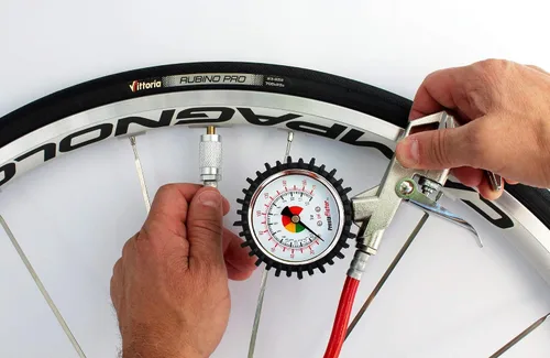Vista 7 de Prestaflator - Inflador de neumáticos para bicicleta, herramienta de compresor de aire Presta & Schrader, funciona con neumáticos sin cámara