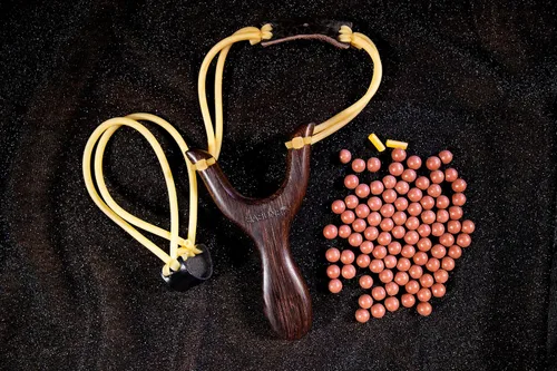 Vista 7 de BASUNE Slingshot - Tirachinas de caza de madera con mango ergonómico, juego de caza profesional, incluye aproximadamente 100 bolas de arcilla