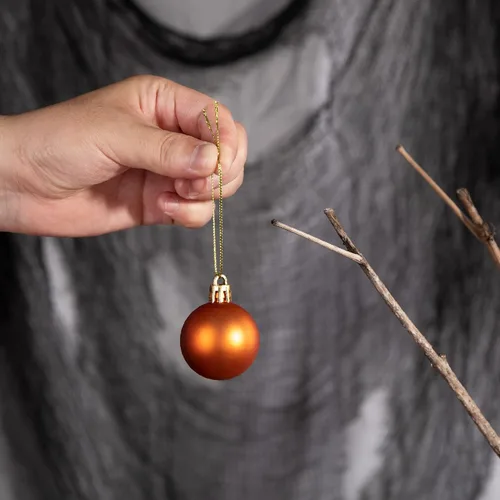 Vista 5 de Deloky 24 bolas de adorno de Halloween con purpurina, bolas colgantes inastillables de Halloween de 1.6 pulgadas, adornos brillantes de árbol negro