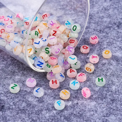 Vista 2 de KISSITTY 200 cuentas de letras que brillan en la oscuridad, acrílico luminoso, planas, redondas, espaciadores de joyería, cuentas del alfabeto