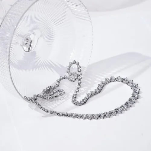 Vista 2 de Tienda Essentials Collar Riviera graduado de plata esterlina chapada en oro o platino con elementos infinitos con circonitas cúbicas de corte