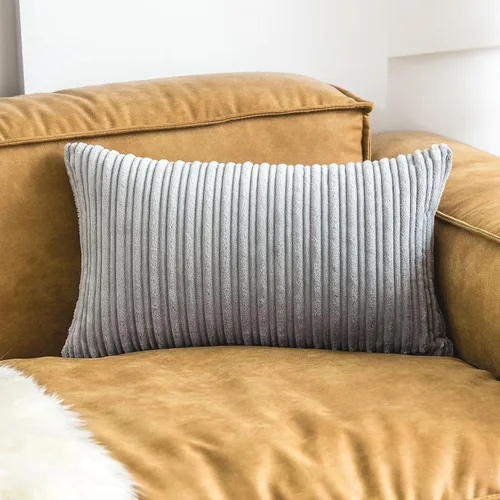 Vista 115 de UGASA - Fundas de almohada decorativas de terciopelo suave y sólidas de Navidad para sala de estar/sofá, 16 x 16 pulgadas, 2 unidades, color burdeos