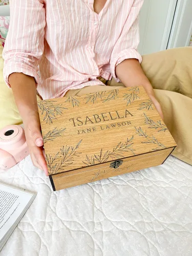 Vista 3 de Caja de madera personalizada con nombre para recuerdos, recuerdo, regalo para él, ella, novio, novia, bebé, niña, hermano, hermana, chico, padrinos