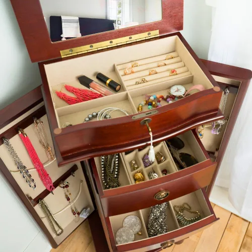 Vista 5 de Hives and Honey Noelle Jewelry Armoire, organizador de almacenamiento con cierre con 7 cajones y 2 puertas con ganchos para collares, cereza