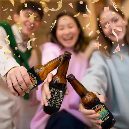 Vista 4 de Decoraciones de cumpleaños número 13, suministros y recuerdos de fiesta, fundas enfriadoras para latas de bebidas, paquete de 12, negro y dorado