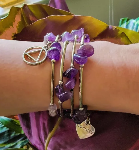 Vista 4 de The Token Shop Pulsera AA de amatista con símbolo de triángulo de círculo anónimo de alcohólicos y dije de corazón de serenidad Regalo de sobriedad