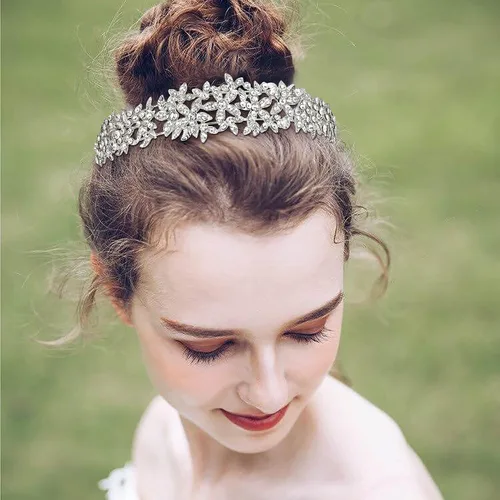 Vista 2 de EVER FAITH Banda para el cabello con racimo de flores de cristal austriaco para mujer, color plateado transparente