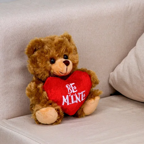 Vista 4 de Plushland Oso de Peluche Mocha Corazón - Sé Mío - Oso de Peluche para Niños y Adultos - Almohada de Corazón Bordado - Marrón - 6 pulgadas