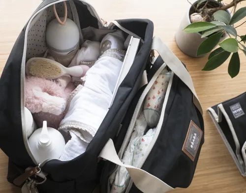 Vista 2 de Beaba Geneva - Bolsa de pañales multifunción para bebé, incluye correa extraíble para cochecito, cambiador y bolsa aislada, color negro Gris