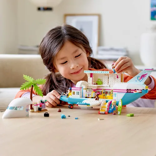 Vista 3 de LEGO Friends Heartlake City Airplane 41429, incluye Friends Stephanie y Olivia, y muchos accesorios divertidos para avión para despertar tiempos