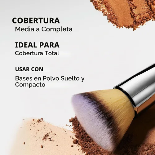 Vista 4 de It Cosmetics, Heavenly Luxe, brocha de volumen para aplicación de base.