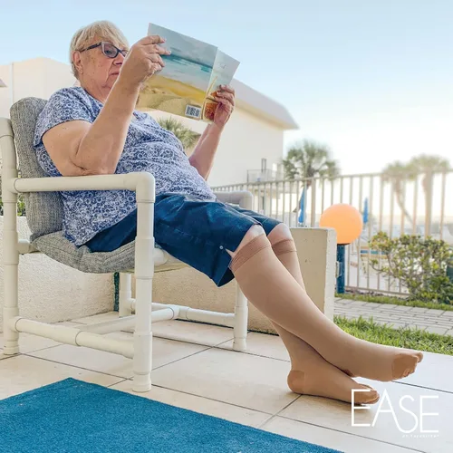 Vista 6 de Ease Opaque - Medias de apoyo alto hasta la rodilla para mujer, firmes (30-40 mmHg), medias de compresión graduadas (arena, talla L)