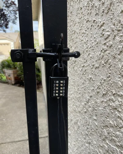 Vista 4 de ZENG Candado de combinación de 10 botones – código inalterable de 5 dígitos preestablecido, grillete de acero endurecido para casilleros