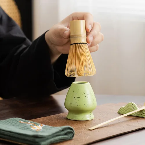 Vista 8 de Juego de té matcha japonés de 7 piezas, kit de matcha con cuenco de matcha (con boquilla de vertido), batidor de matcha, soporte para batidor Verde