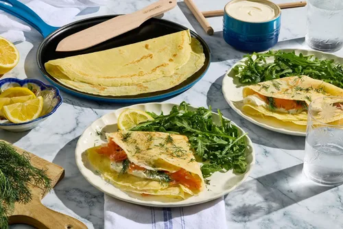 Vista 6 de Le Creuset Sartén Crepe Redonda Tradicional de Hierro Fundido Esmaltado, 10.25 Pulgadas, Alcachofa