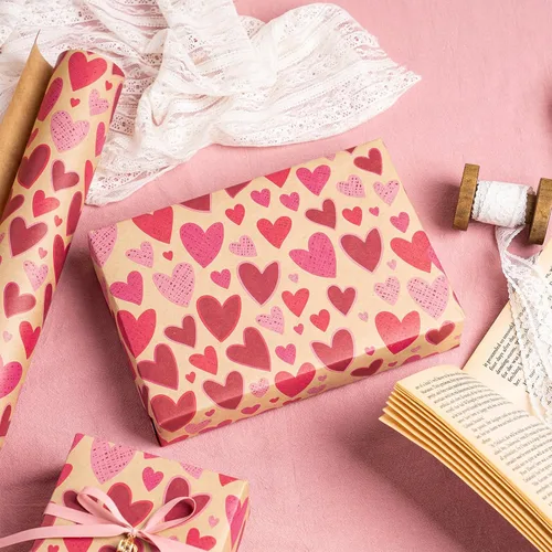 Vista 2 de RUSPEPA Rollo de papel kraft para regalo del día de San Valentín, mini rollo, diseño de corazón rojo y rosa, papel de regalo romántico para el día