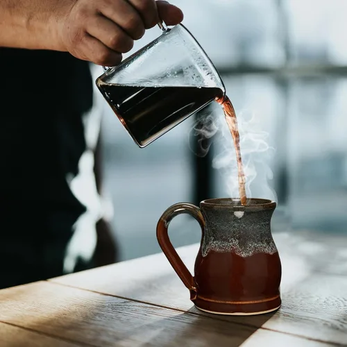 Vista 8 de Taza de café Potbelly de 20 oz hecha a mano en los Estados Unidos (Cayena/Óxido)