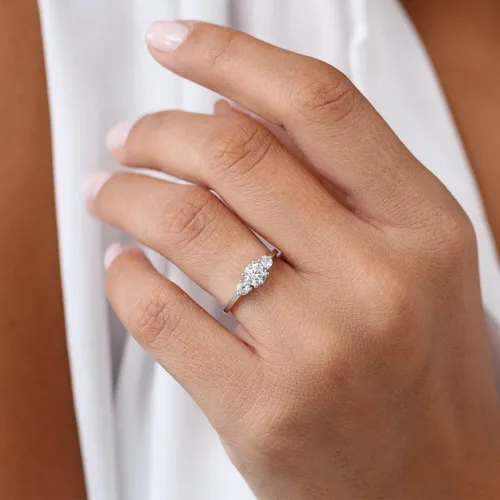 Vista 5 de YODEWA - Anillo de compromiso para mujer con 3 brillantes gemas de moissanita de corte redondo montadas en plata de ley